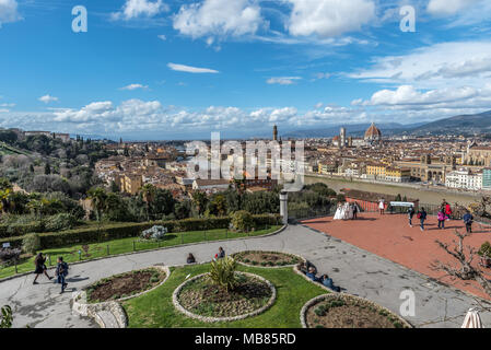 Der Dom von Florenz steht hoch über der Stadt mit seinen prächtigen Renaissance Dom, entworfen von Filippo Brunelleschi. Stockfoto