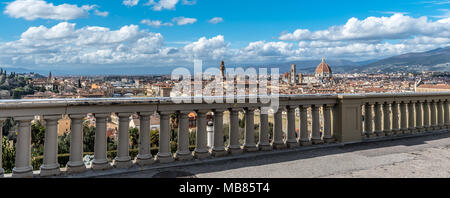 Der Dom von Florenz steht hoch über der Stadt mit seinen prächtigen Renaissance Dom, entworfen von Filippo Brunelleschi. Stockfoto