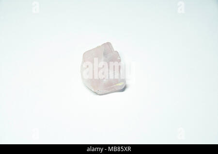 Makroaufnahme der rosa Quarz Mineral auf weißem Hintergrund Stockfoto