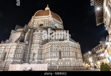 Der Dom von Florenz steht hoch über der Stadt mit seinen prächtigen Renaissance Dom, entworfen von Filippo Brunelleschi. Stockfoto