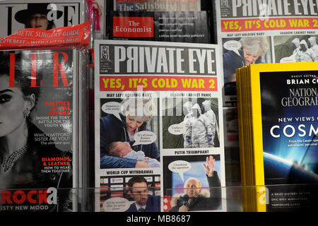 'Ja, das ist Kalter Krieg 2' Headline & Theres, Putin auf Private Eye Magazin Zeitschriften Regal im Zeitungsladen store London Großbritannien Stockfoto