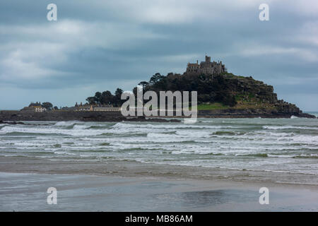 Saint Michaels mount in Mounts Bay von Penzance und marazion in West Cornwall an der Küste. Raue See von St. Michaels mount Kloster, Cornwall Stockfoto