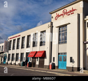Bournemouth, Großbritannien - 30 November 2017: Die Fassade und das Zeichen für Harry Ramsdens Fisch und Chip Shop auf Spencer Court Antrieb Stockfoto