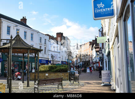 Banbury, Großbritannien - 29 November 2017: Der Blick Banbury High Street, mit Käufern in und außerhalb der Geschäfte in der Vorweihnachtszeit Stockfoto