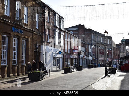 Banbury, Großbritannien - 29 November 2017: Der Blick hinunter Banbury High Street, mit Käufern in und außerhalb der Geschäfte in der Vorweihnachtszeit Stockfoto