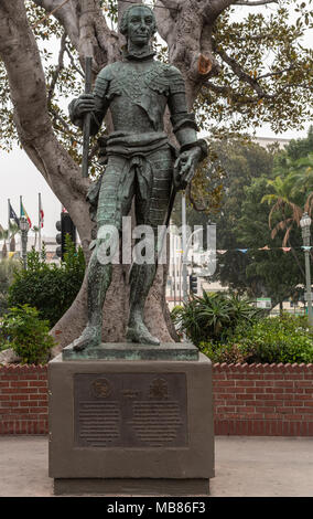 Los Angeles, CA, USA - April 5, 2018: Grün Bronze Statue der spanische König Carlos III, bestellt die Gründung von El Pueble Los Angeles, zeigt schlanke Mitte Stockfoto