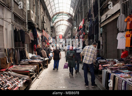 Blick auf den Einkauf in einer der Passagen in der Nähe von Grand Basar in Istanbul. Stockfoto