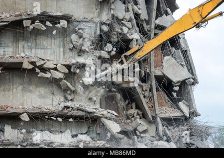 Gebäudeabbruch mit Hydraulikbagger Stockfoto