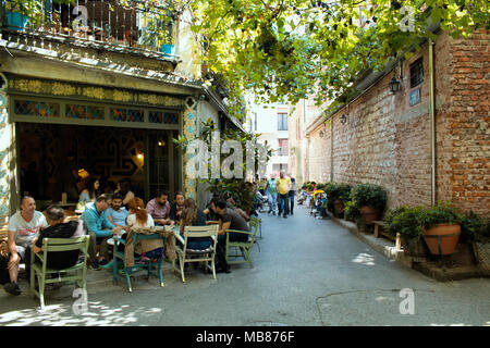 Menschen genießen Sie bei schönem Wetter im berühmten Café im angesagten Stadtteil Karaköy in Istanbul. Stockfoto