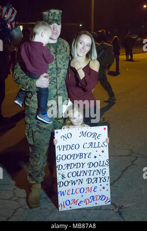 Us-Marines mit 1St Battalion, 14th Marine Regiment werden von ihren Freunden und ihrer Familie in Camp Lejeune, N.C. begrüßt Feb 18, 2018. Die Marines verbrachte sechs Monate in Okinawa, Japan Durchführung gemeinsamer Kraft Übungen und Operationen. (U.S. Marine Corps Stockfoto