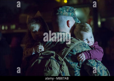 Us-Marines mit 1St Battalion, 14th Marine Regiment werden von ihren Freunden und ihrer Familie in Camp Lejeune, N.C. begrüßt Feb 18, 2018. Die Marines verbrachte sechs Monate in Okinawa, Japan Durchführung gemeinsamer Kraft Übungen und Operationen. (U.S. Marine Corps Stockfoto