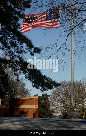 Die amerikanische Flagge von den wichtigsten Fahnenmast an der Willamette National Cemetery, Portland, Erz, nach einem Sturm, Dez. 26, 2017. (U.S. Air National Guard Stockfoto