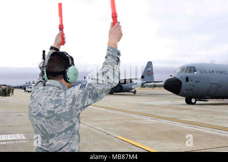 Aircrew Mitglieder des 815Th Airlift Squadron taxi Eine C-130J Super Herkules Flugzeug auf dem Flug Linie Jan. 8, 2018, in Vorbereitung auf den Start für Ihre Bereitstellung zu Südwesten Asien. Bevor finden Bürger Flieger bereitstellen, Büros wie die 403Rd Flügel Judge Advocate und 403Rd Force Support Squadron Reservisten mit verschiedenen rechtlichen und finanziellen Fragen helfen kann, um zu helfen, den Stress des Pre-Bereitstellungsprozess. (U.S. Air Force Stockfoto