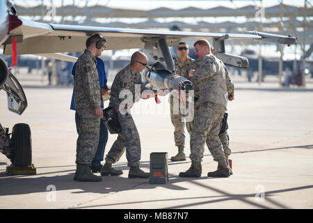 Finden Bürger Flieger von der 944th Aircraft Maintenance Squadron einen Computer Control-Führung an ein 500-lbs-guided bomb Unit während der 56. Sitzung der Instandhaltungsgruppe Last Crew des Quartals, Wettbewerb Jan 12, 2018. Dies war das erste Mal ein komplettes Team von traditionellen Reservisten von der 944th Maintenance Group in einer 56Th MXG LCoQ Wettbewerb vertreten waren. Full-time Air finden Techniker in der Vergangenheit teilgenommen haben, aber wurden mit Mitgliedern der aktiven geschwader, der Sie zugeordnet sind. Stockfoto