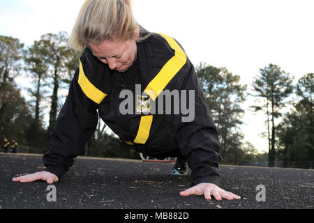 Us Army 1st Lieutenant Melinda S. Lape, 642 . Regionale Unterstützung Gruppe HHC Executive Officer, macht Liegestütze für eine Armee körperliche Fitness Test am 31.01.20 an einer Schule in Decatur, Ga (USA Armee Stockfoto