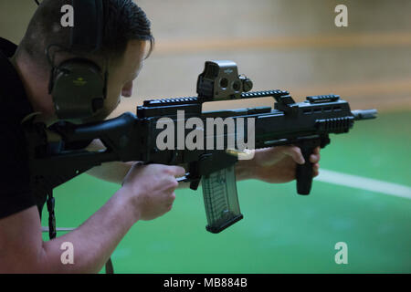 Ein deutscher Soldat zugeordnet Brände mit seinem Heckler und Koch G36 K A4 Gewehr, auf chièvres Air Base, Belgien, Jan. 24, 2018 zu gestalten. (U.S. Armee Stockfoto