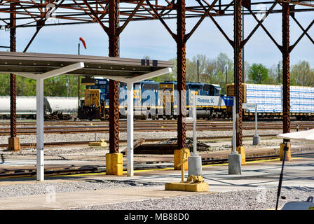 Florence, South Carolina, USA - April 2, 2018: Passagiere vorbereiten Zum board Amtrak's "Palmetto", Zug Nr. 90 in Richtung Norden an der Florence, SC, Station. Stockfoto