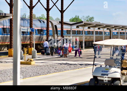 Florence, South Carolina, USA - April 2, 2018: Passagiere vorbereiten Zum board Amtrak's "Palmetto", Zug Nr. 90 in Richtung Norden an der Florence, SC, Station. Stockfoto