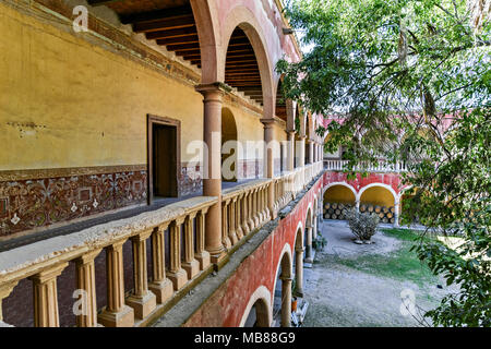 Blick auf das verlassene und Ausbleichen Hacienda de Jaral de Berrio in Jaral de Berrios, Guanajuato, Mexiko. Die verlassenen Jaral de Berrio Hacienda war einst der größte in Mexiko und beherbergt über 6.000 Personen auf dem Grundstück und ist mit dem Erstellen von Mescal gutgeschrieben. Stockfoto