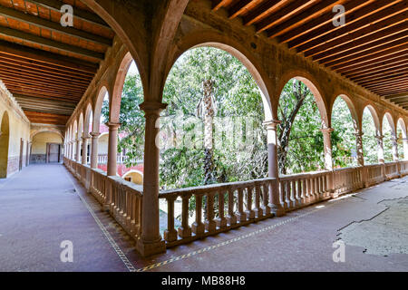 Blick auf das verlassene und Ausbleichen Hacienda de Jaral de Berrio in Jaral de Berrios, Guanajuato, Mexiko. Die verlassenen Jaral de Berrio Hacienda war einst der größte in Mexiko und beherbergt über 6.000 Personen auf dem Grundstück und ist mit dem Erstellen von Mescal gutgeschrieben. Stockfoto