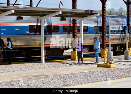 Florence, South Carolina, USA - April 2, 2018: Die Passagiere nehmen eine Zigarettenpause während ein Zug in die Florence, South Carolina, Amtrak Station. Stockfoto