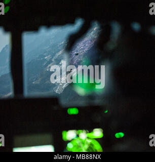 Zwei US Air Force MC-130J Commando IIs aus dem 17 Special Operations Squadron eine Formation Training Mission 31.01.2018 in Okinawa, Japan. Flieger aus dem 17 SOS-Ausbildungs- Operationen oft, um sicherzustellen, dass Sie immer bereit sind, eine Vielzahl von hoher Priorität auszuführen, geringe Sichtbarkeit Missionen im gesamten Indo-Asia - pacific-region. (U.S. Air Force Stockfoto