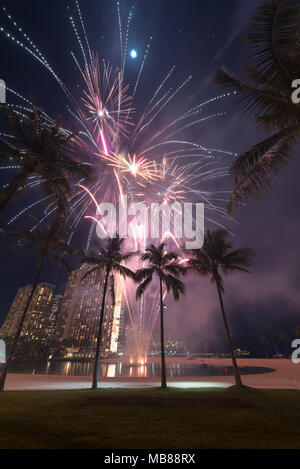 Silvester Feuerwerk im Hilton Hawaiian Village in Honolulu, Hawaii mit dem Strand, Palmen und einer Lagune Stockfoto