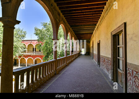 Die verlassenen und verfallenen Hacienda de Jaral de Berrio in Jaral de Berrios, Guanajuato, Mexiko. Die verlassenen Jaral de Berrio Hacienda war einst der größte in Mexiko und beherbergt über 6.000 Personen auf dem Grundstück und ist mit dem Erstellen von Mescal gutgeschrieben. Stockfoto