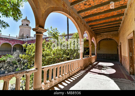 Die verlassenen und verfallenen Hacienda de Jaral de Berrio in Jaral de Berrios, Guanajuato, Mexiko. Die verlassenen Jaral de Berrio Hacienda war einst der größte in Mexiko und beherbergt über 6.000 Personen auf dem Grundstück und ist mit dem Erstellen von Mescal gutgeschrieben. Stockfoto