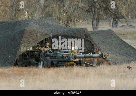 Soldaten aus 1 Battalion, 37th Field Artillery Regiment, richten Sie eine 155-mm-Haubitze während Bajonett Fokus 18-02 am Fort Hunter Liggett, Calif., Feb 6, 2018. Bajonett Fokus 18-02 der Schlußstein Schulungsumgebung Design unterstreicht die individuelle und kollektive Soldat Fähigkeiten gegen eine anpassungsfähige Kraft in einer schlichten und schwankenden Umwelt. (U.S. Armee Stockfoto