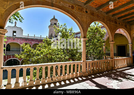 Die verlassenen und verfallenen Hacienda de Jaral de Berrio in Jaral de Berrios, Guanajuato, Mexiko. Die verlassenen Jaral de Berrio Hacienda war einst der größte in Mexiko und beherbergt über 6.000 Personen auf dem Grundstück und ist mit dem Erstellen von Mescal gutgeschrieben. Stockfoto