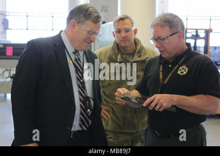 Don Gordon, RIA-Ministerausschusses für Handelsfragen Bearbeitung East Division Chief, zeigt die obere Abdeckung für das M2 50-Kaliber Maschinengewehr zu Jeffrey Weiß, der Principal Deputy Assistant Secretary der Armee Beschaffung, Logistik und Technologie, während der weiße Besuch der Rock Island Arsenal gemeinsame Produktion und Technologie Zentrum Feb 7. Stockfoto