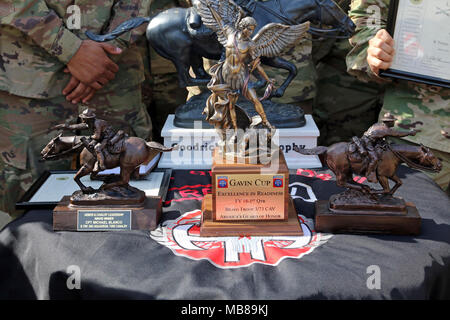 Fallschirmjäger zu Truppe B zugeordnet sind, 3.Staffel, 73 Kavallerie Regiments, 1st Brigade Combat Team, 82nd Airborne Division, erhalten die Gavin Cup und die Rüstung und Kavallerie Leadership Award in Fort Bragg, N.C., 8. Februar, 2018. Die Fallschirmjäger verdient beide Auszeichnungen nach Erreichen der höchsten Zustand der Bereitschaft aller innerhalb der Division, die Exzellenz in der Rüstung und Kavallerie Führung. Stockfoto