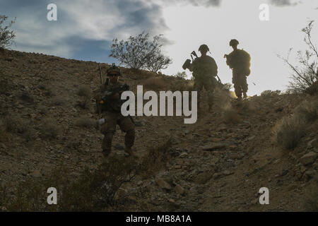 Us-Soldaten zugeordnet 2 Platoon" Bandit Truppe", 1 Staffel, 3.Kavallerie, gehen Sie einen Hügel aus Ihren früheren Beobachtungsposten, während entscheidende Maßnahmen Rotation 18-04 am National Training Center in Fort Irwin, Calif., Feb 10, 2018. Entscheidende Maßnahmen Übungen am National Training Center sorgen Einheiten vielseitig bleiben, reaktionsschnell und konsequent für aktuelle und zukünftige Eventualitäten zur Verfügung. (U.S. Armee Stockfoto