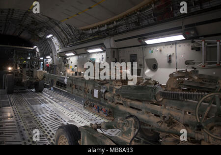 Antenne Transport Team Personal arbeiten zu Off-load Cargo von der US Air Force C-17 Globemaster III bei Kandahar Air Field, Afghanistan, Jan. 09, 2018. Der C-17 ist in der Lage, rasche strategische Bereitstellung von Truppen und alle Arten von Fracht zu Grundlagen der gesamten US Central Command Verantwortungsbereich. Das Flugzeug ist ausgerüstet sein taktischer Lufttransport, airdrop und medizinischem wie Missionen erfordern. (U.S. Air Force Stockfoto