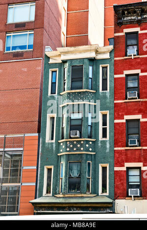 Manhattan, New York City. Second Avenue bunt bemalten Tenement Gebäude, Teilansicht, Close-up. Stockfoto