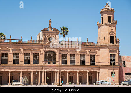 Die vorderen Türme der Hacienda de Jaral de Berrio in Jaral de Berrios, Guanajuato, Mexiko. Die verlassenen Jaral de Berrio Hacienda war einst der größte in Mexiko und beherbergt über 6.000 Personen auf dem Grundstück und ist mit dem Erstellen von Mescal gutgeschrieben. Stockfoto