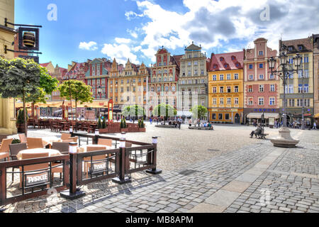 WROCLAW, Polen - Mai 08.2014: Bunte schönen Fassaden der alten Häuser auf dem Marktplatz im historischen Zentrum der Stadt Stockfoto