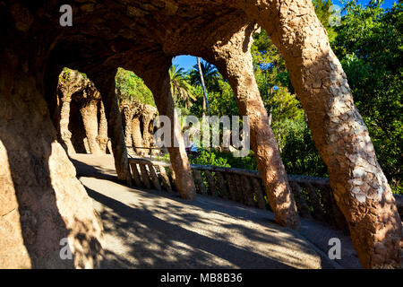 Der Viadukt an der Gaudi Architektur an der Park Güell in Barcelona, Spanien Stockfoto