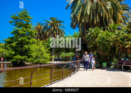 Menschen in den Parc de la Ciutadella, Ciutat Vella, Barcelona, Spanien bummeln Stockfoto