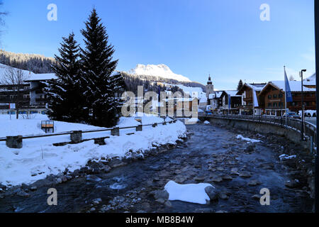 Blick auf die stadt Lech am Arlberg, Alpine Ski Resort in der Nähe von Zürs, St. Anton und Stuben am Arlberg in Österreich. Stockfoto