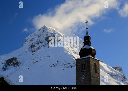 Blick auf die stadt Lech am Arlberg, Alpine Ski Resort in der Nähe von Zürs, St. Anton und Stuben am Arlberg in Österreich. Stockfoto