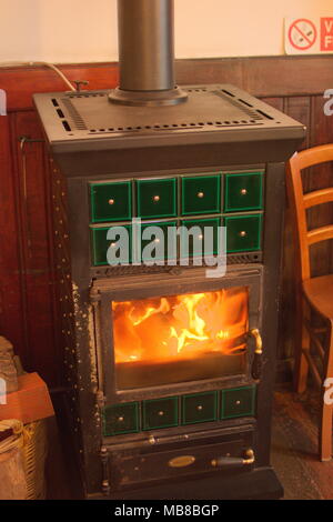 Salbertrand ., Italien: Indoor Feuer in einem Restaurant anmelden Stockfoto