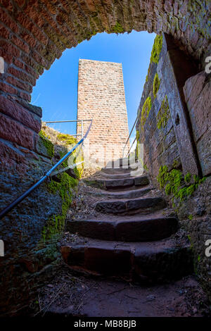 Eine Treppe in der Ruine der Burg in der Nähe von annweiler Schaffenberg Stockfoto