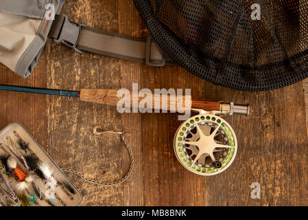 Angelrute und Haspel mit Fliegen und anderen Zubehör Fliegen Stockfoto