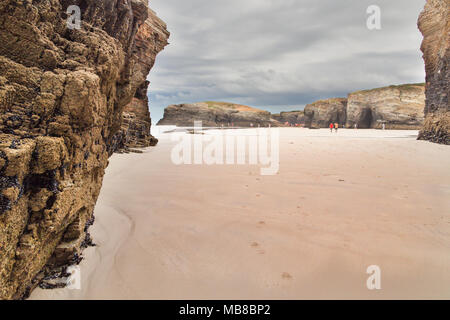 Blick auf den Strand der Kathedralen im Sommer bewölkten Tag, ein Abfluss. Nachbarschaft der Stadt von Ribadeo, spanischen Provinz Galizien Stockfoto