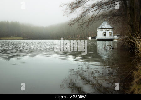 Pumpenhaus in der Itzenplitzer Weiher in Heiligenwald in der Gemeinde Schiffweiler Stockfoto