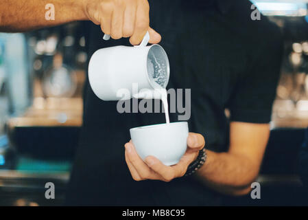 Cappuccino Tasse Milch, Barkeeper Stockfoto