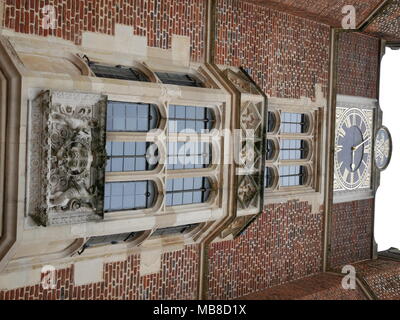 Base Court Wecker und Fenster in Hampton Court Palace, London. Stockfoto