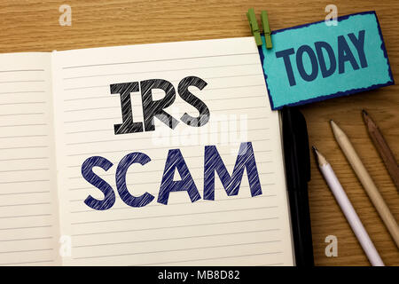 Text Zeichen angezeigt Irs Scam. Konzeptionelle foto Warnung Scam Betrug Steuer Pishing Spam Geld Einnahmen Alert System Notebook Buch geschrieben das hölzerne backgroun Stockfoto